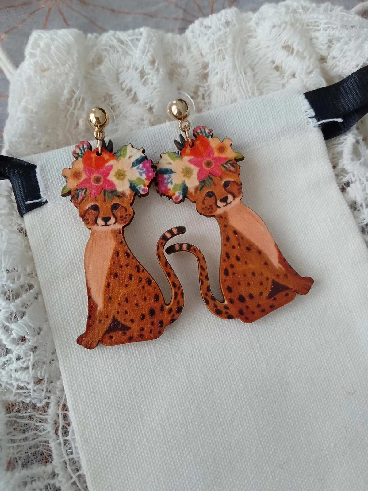 Boucles d'oreilles léopards couronnes de fleurs